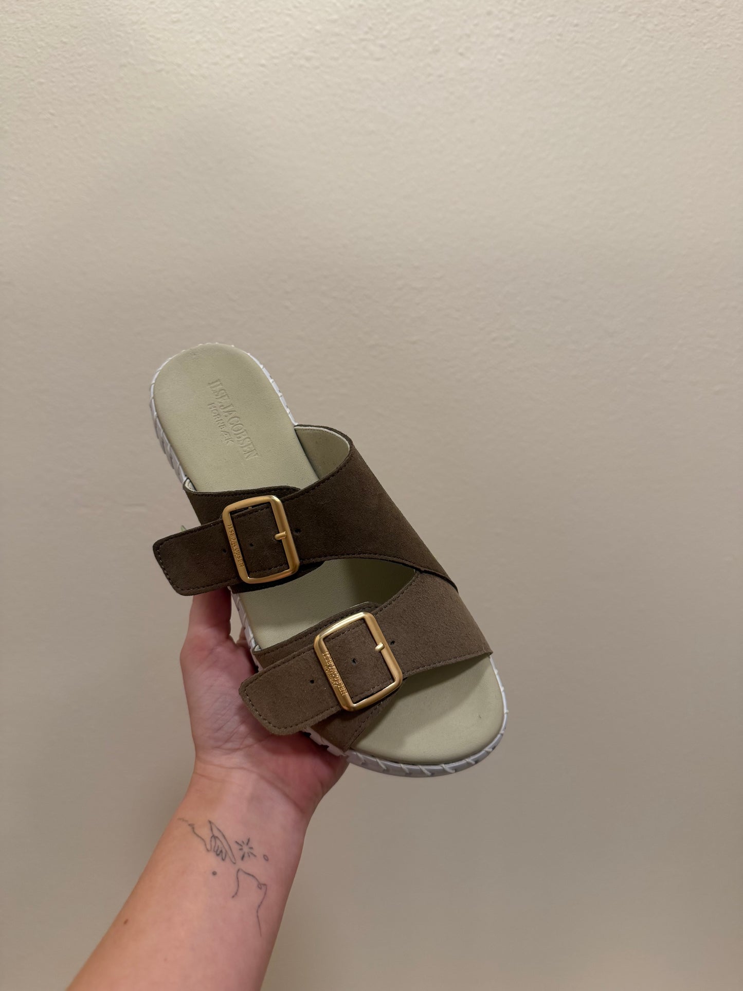 The Tulip Adjustable Sandals w/ Buckle - Chestnut
